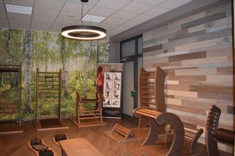 Welness-Tapete und Holzpaneel Fitnessstudio Welness-Tapete und Holzpaneel Fitnessstudio